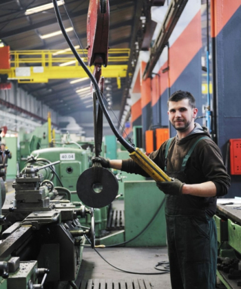 arbeiter-in-industriehalle-1-1030x687